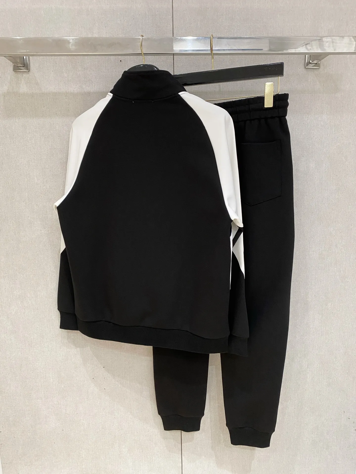 🅿️720 LV hot-selling suit is coming. Focus on the original version of the official website. 2025 new hot-selling cardigan suit. The original order is the best. 🇭🇰The meticulous work of top designers. It has a fitting and perfect upper body effect. All-natural high-quality Tencel Roman cotton 100%, close-fitting comfort, noble and elegant! Original hardware embodies elegance and nobility! Counter size: M-3XL (maximum wear up to 190 pounds)